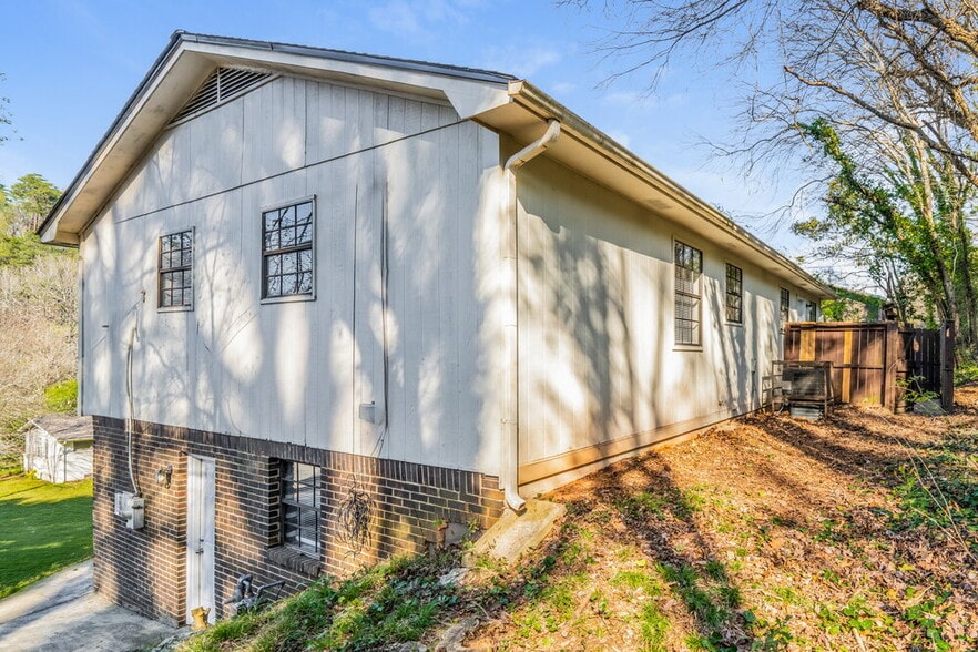 Building Photo - 933 Edwards Lake Rd