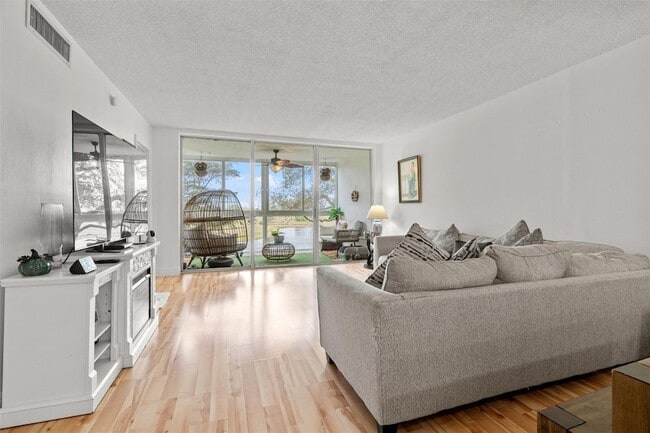 Building Photo - 3080 N Course Dr