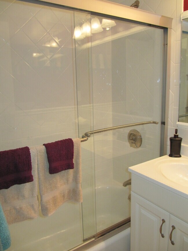 Building Photo - 2 Hawthorne Pl