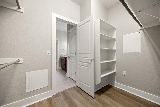 Building Photo - 1501 Roseburg Dr