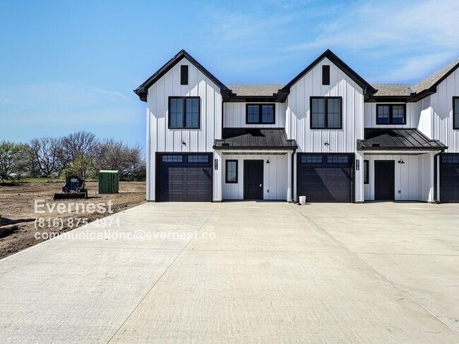 Primary Photo - Beautiful 3-Bedroom Townhome with Modern A...