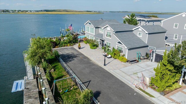 Building Photo - 94 Heron St