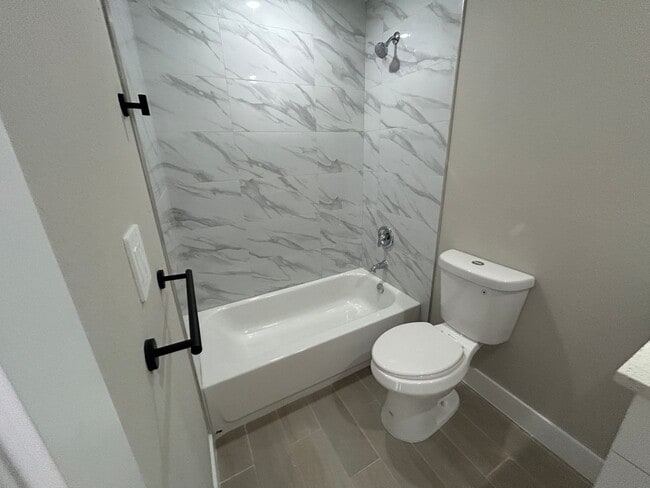 Building Photo - 3919 NE 12th Ave