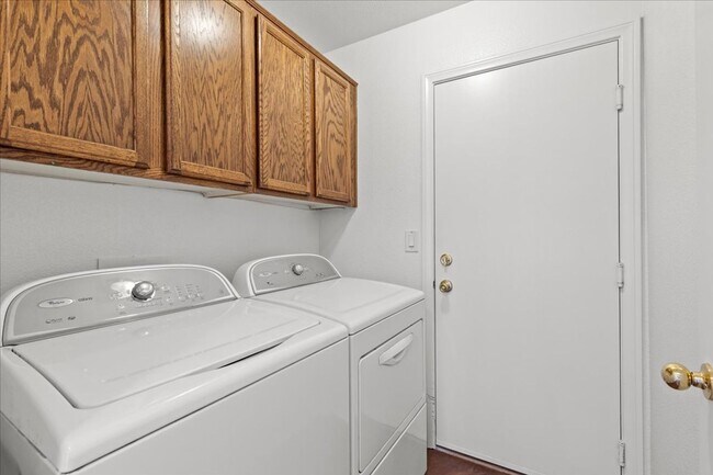 Building Photo - Single Story 3 Bedroom Home with Beautiful Backyard Space