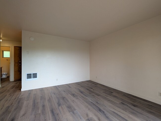 Building Photo - 2-Bedroom, 1-Bath Duplex In The Friendly Street Area In Eugene!