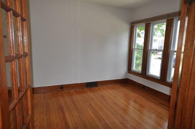 Building Photo - 921 Sylvan Ave