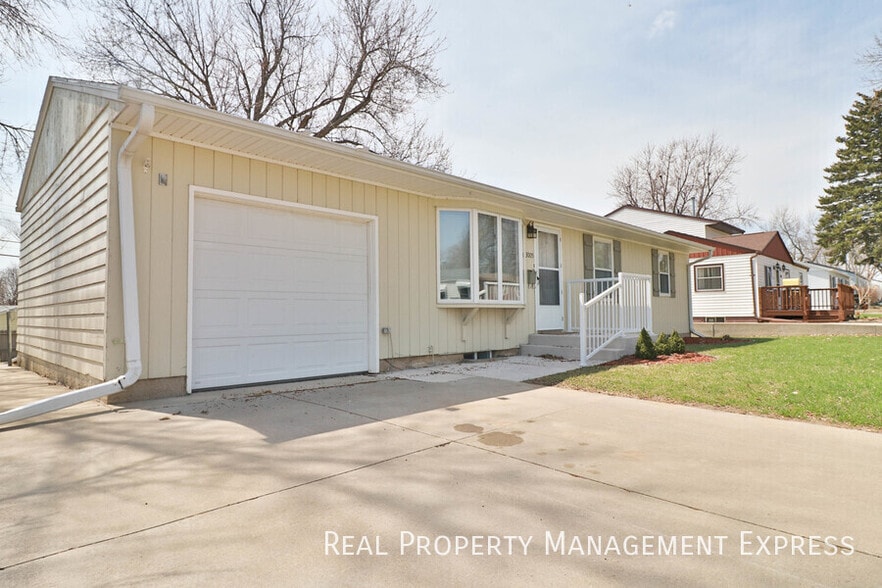 Building Photo - Spacious 2 Bedroom 2 Bath House with Bonus...