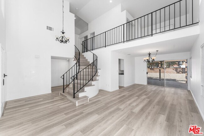 Building Photo - 37105 Zinnia St