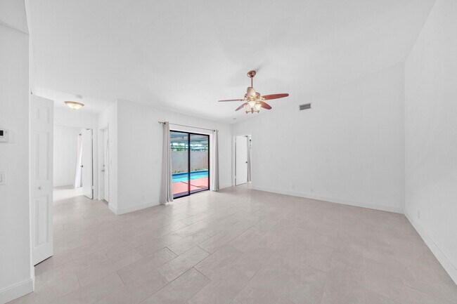 Building Photo - 4757 Sunny Palm Cir