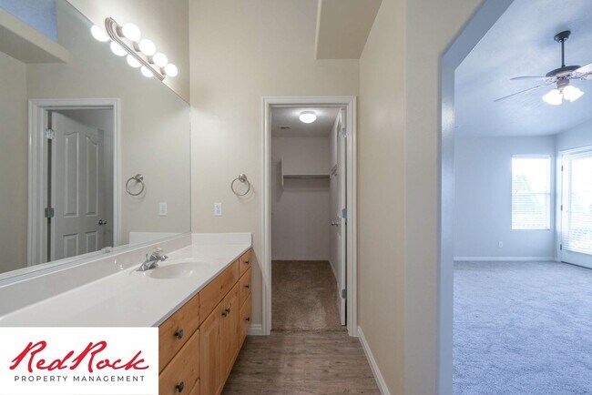 Building Photo - 5 Bedroom Pet Friendly Home! MOVE IN SPECI...