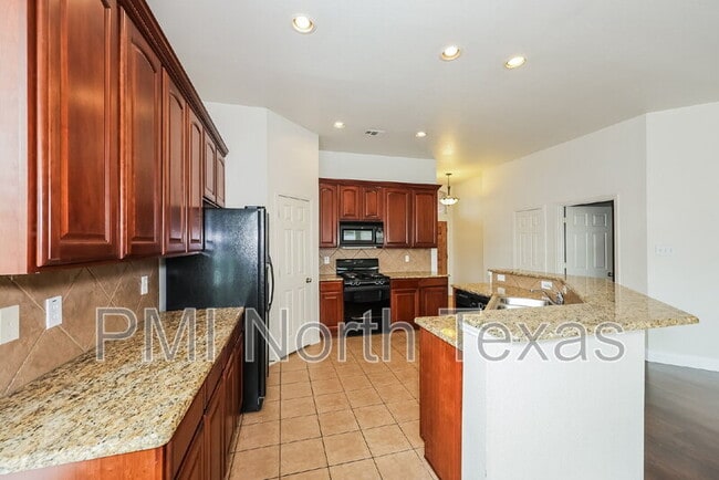 Building Photo - 6004 Lakecrest Dr