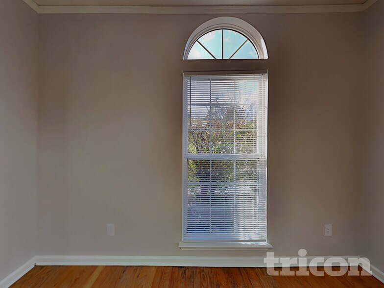 Building Photo - 1606 Oak Knoll Ln