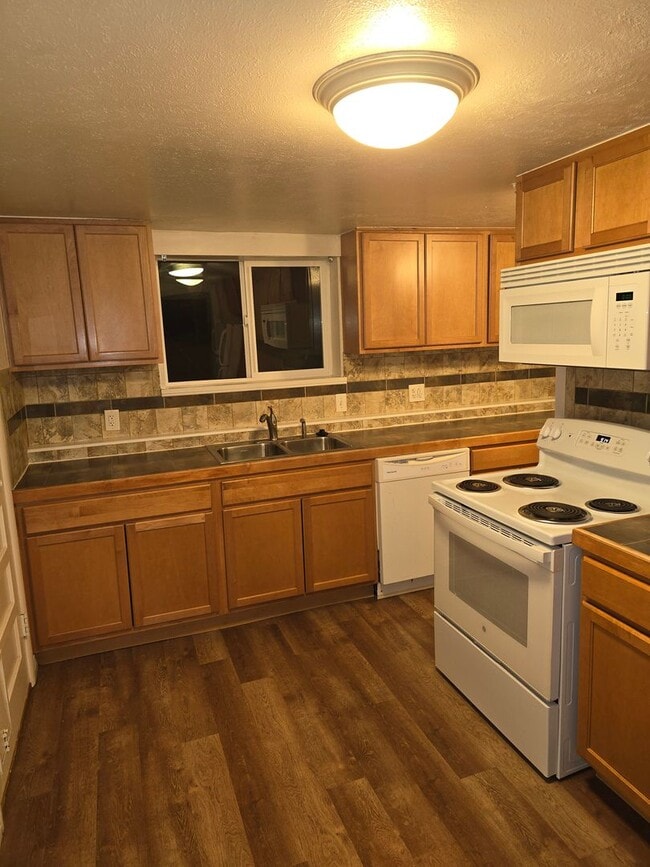 Building Photo - 2 Bed 1 Bath Garden Level Duplex