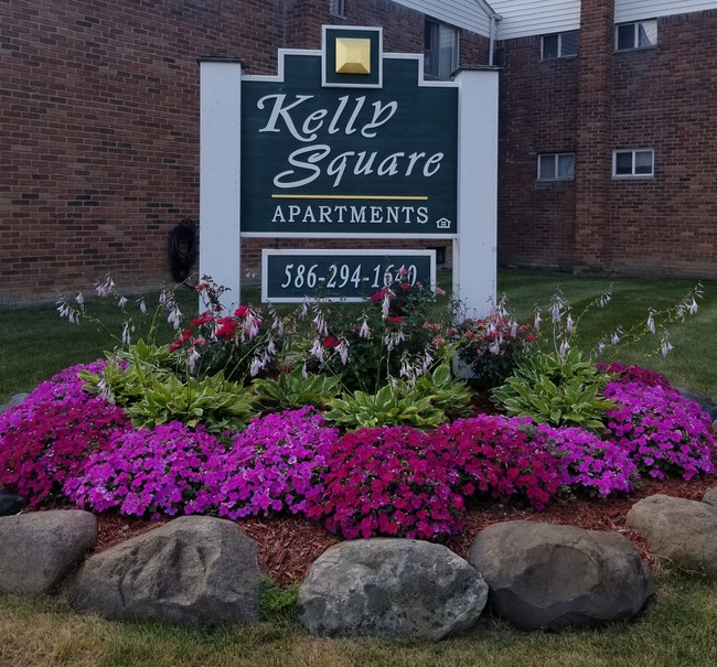 14 Mile / Kelly Rd Welcome Sign - Kelly Square Apartments