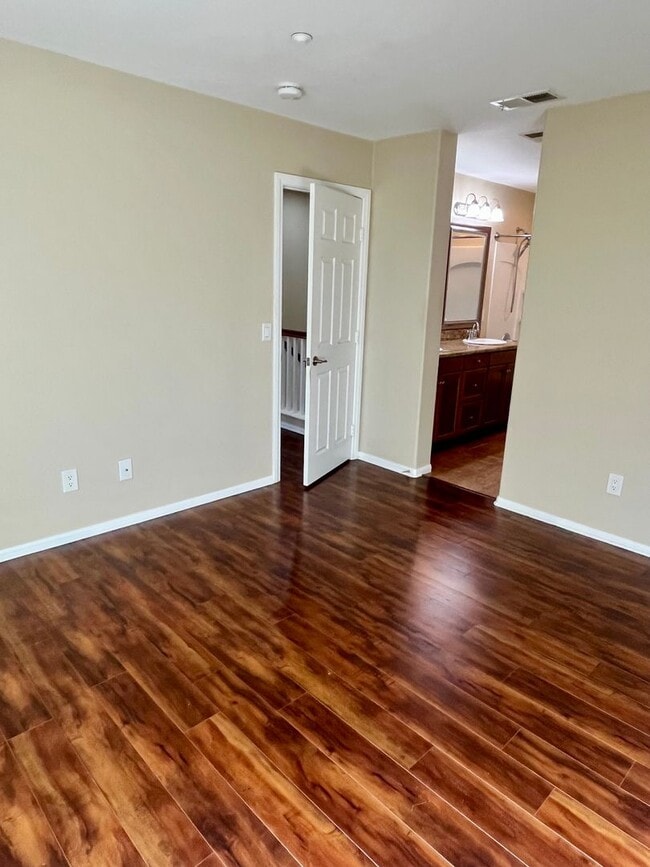 Building Photo - Beautiful 3 bed 2 bath townhome