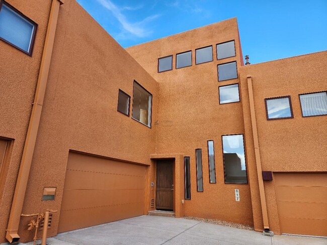 Building Photo - 617 Avenida Colima