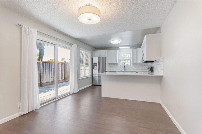 Building Photo - Updated home in Oak Grove