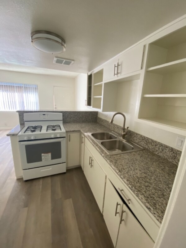 Building Photo - 820 S Walnut Ave