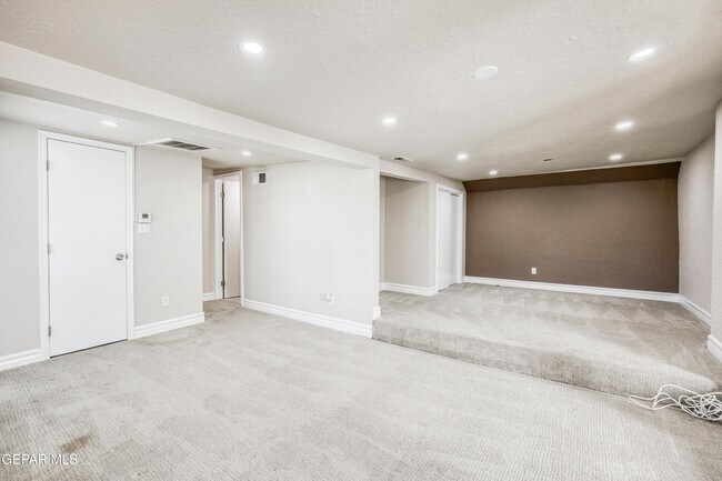 Building Photo - 715 E Robinson Ave