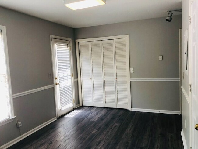 Building Photo - 906 Hammack Dr