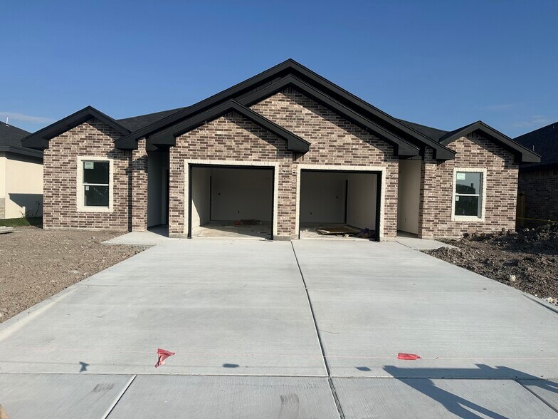 Building Photo - 1006 Escondido Ln E