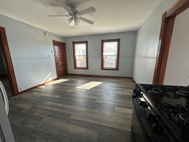 Building Photo - 449 Kelley St
