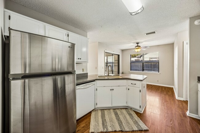 Building Photo - 132 Woodvalley Ct