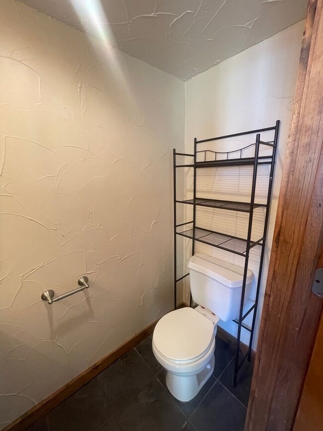 Building Photo - Large One Bedroom One bath Loft Apartment available Now!