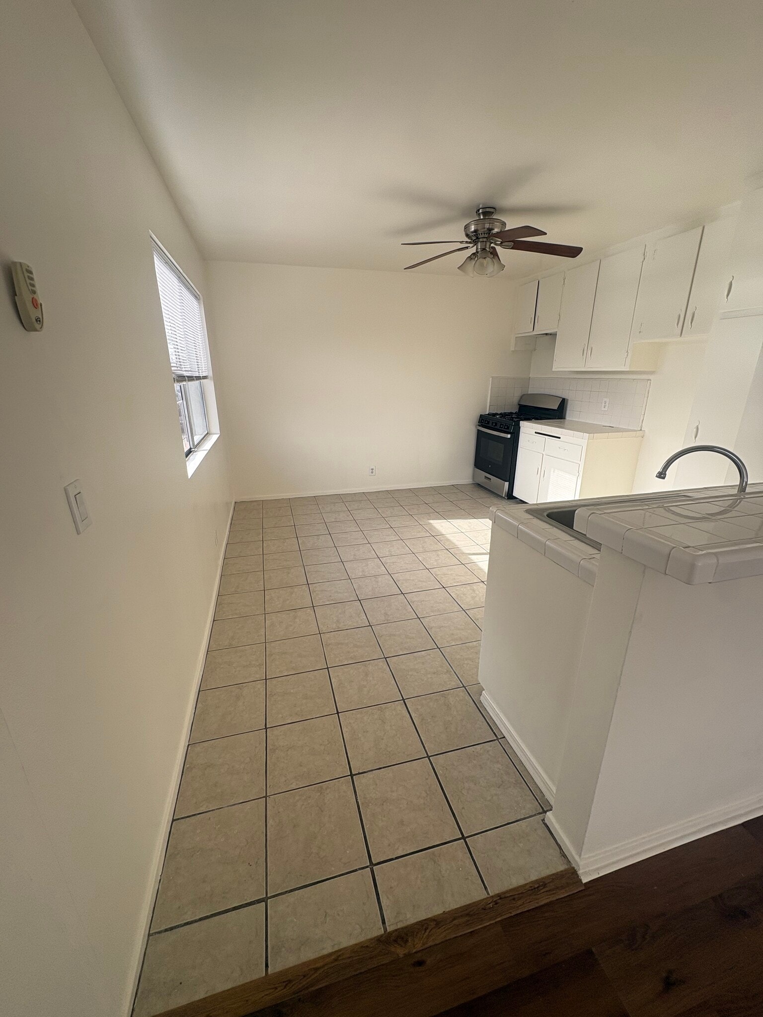 Building Photo - 533 Hyde Park Pl