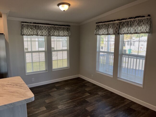 Building Photo - 349 Talbot St