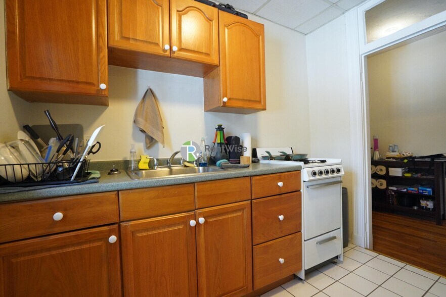 Building Photo - 76 Gordon St