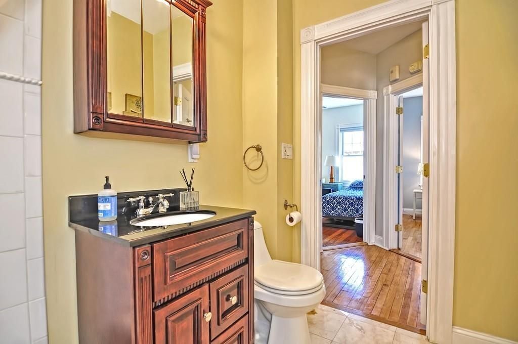 2nd Full Bathroom - 154 W Adams St