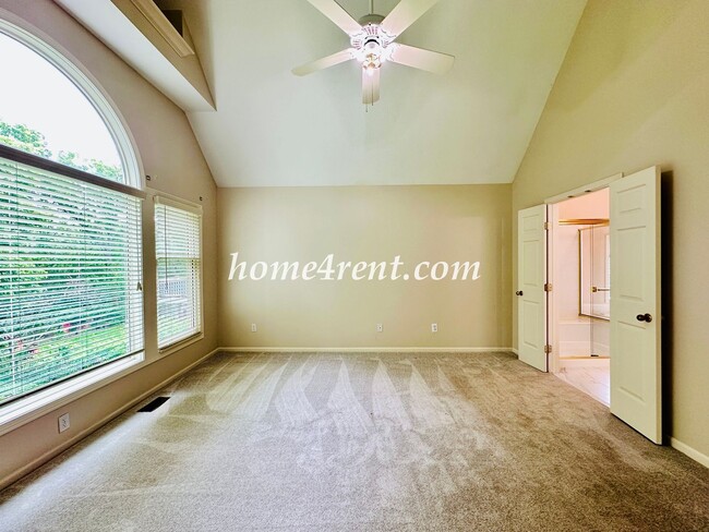 Building Photo - Exceptional 1.5 Story Home in the Prestigious Loch Lloyd Community!