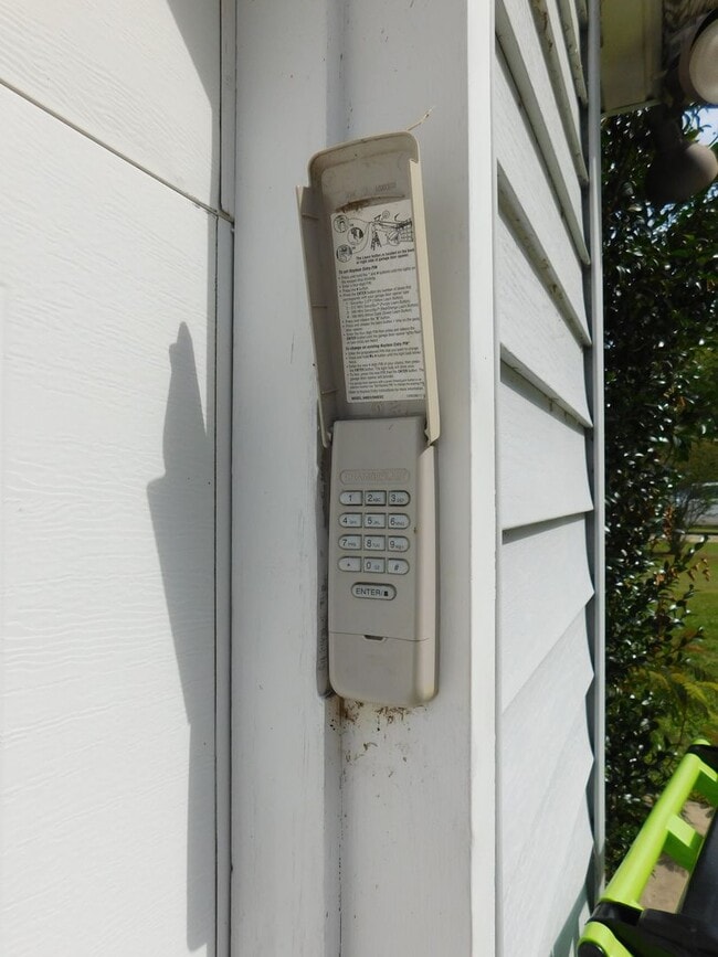 Building Photo - 210 Rivershore Dr