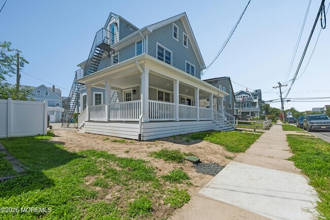 Building Photo - 113 12th Ave
