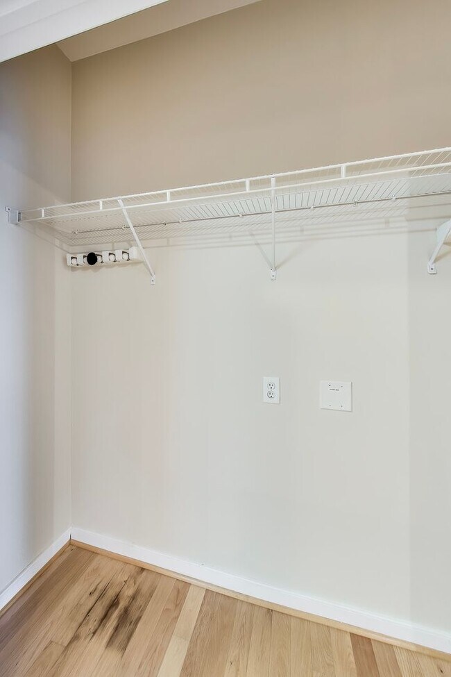 Building Photo - Luxury 1BD/1BA condo steps to SS METRO