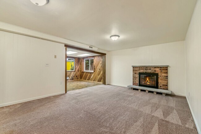 Building Photo - 6 Bedroom Home minutes from Saltwater Park...