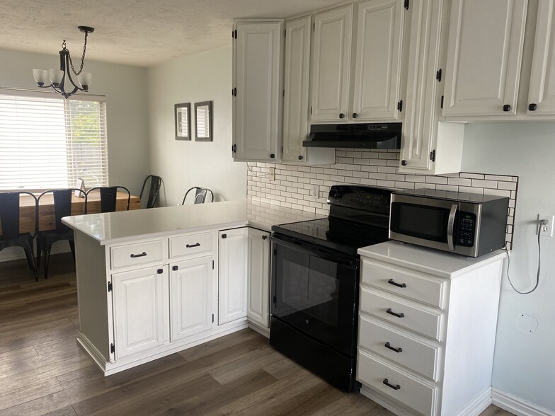 Kitchen - 18 W Creek Dr