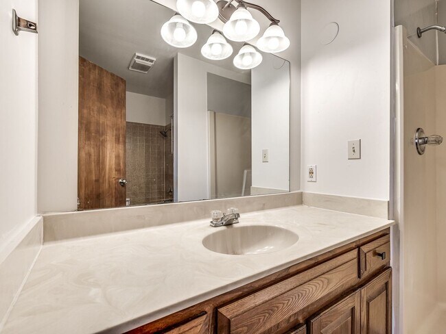 Building Photo - Move in discount / $800 first month rent