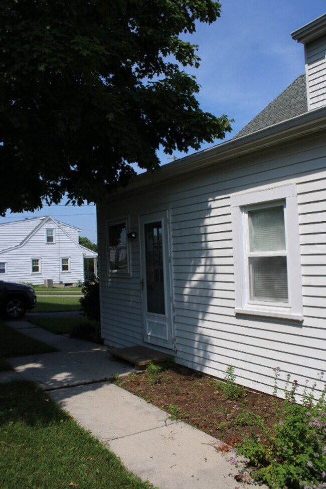 Building Photo - 129 Loucks St