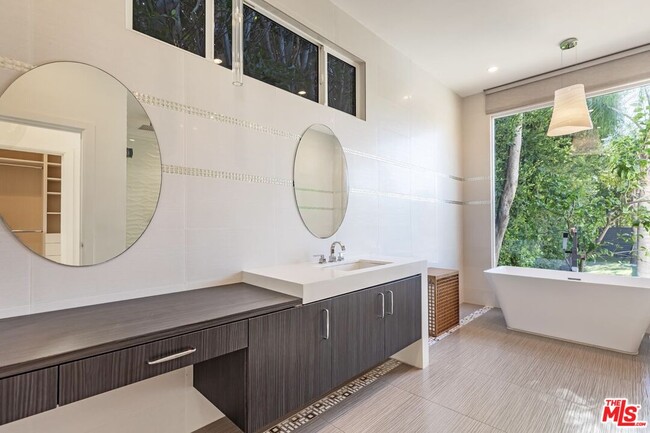 Building Photo - 703 N Maple Dr