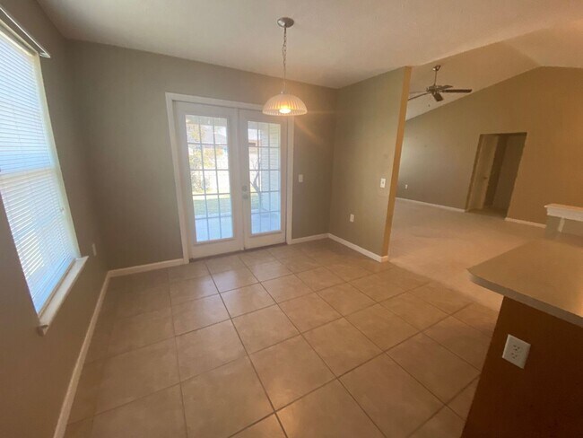 Building Photo - Spacious 3Bed/2Ba Brick Home in a Quiet Ne...