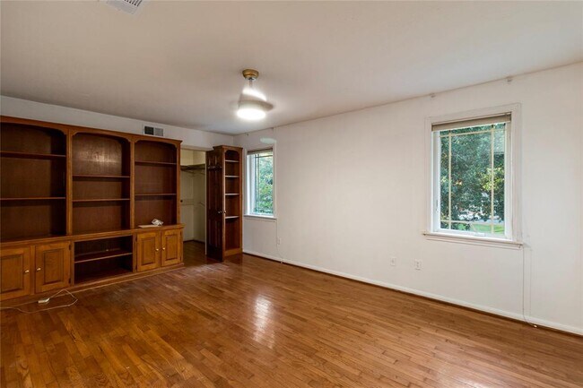 Building Photo - 470 Old Hickory Dr