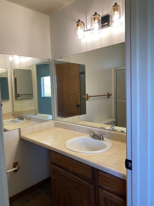 Building Photo - Upcoming vacancy!  Well maintained home on...