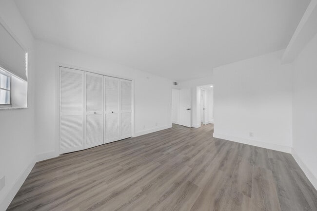 Building Photo - 3151 S Palm Aire Dr