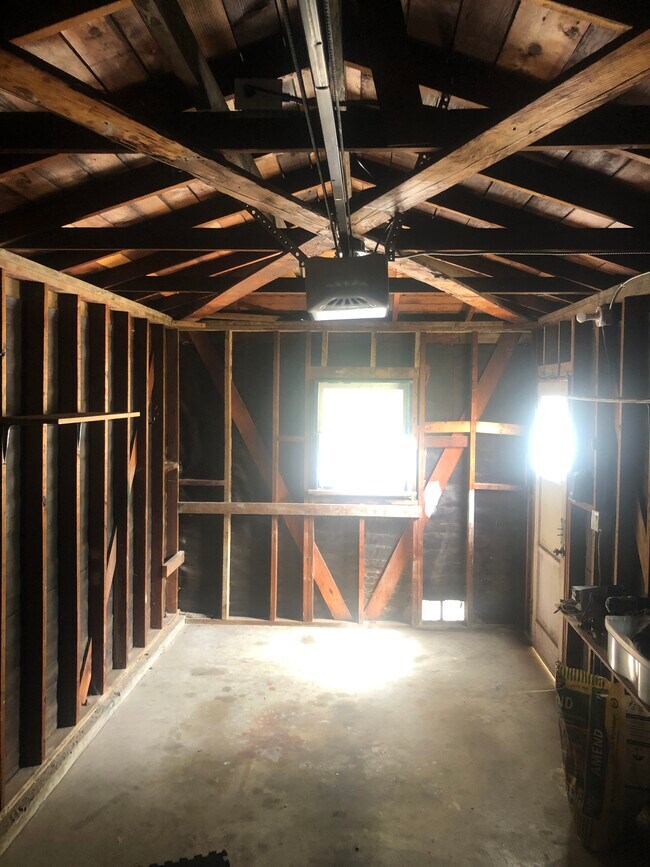 1 car garage - 1802 Green Ln