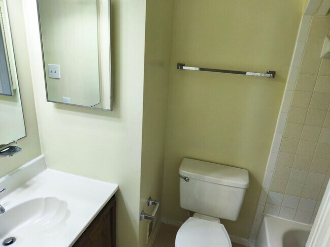 Building Photo - Charming Fair Woods Townhome Awaits