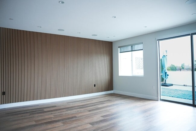 Building Photo - 8940 Reseda Blvd