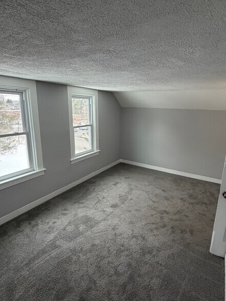 Building Photo - 122 River Rd