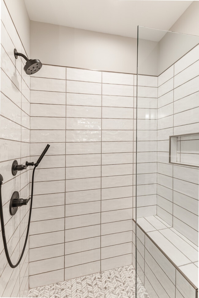 Building Photo - 592 River Watch Way